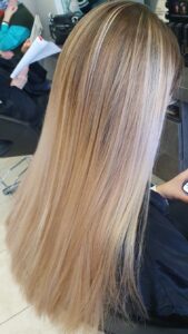 Sadia Coiffure - Coiffeuse, visagiste, coloriste - Balayage blond cheveux lisses