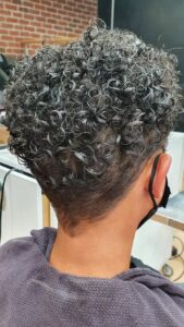 Sadia Coiffure - Coiffeuse, visagiste, coloriste - Coupe courte cheveux bouclés