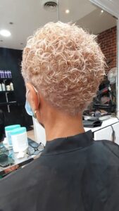 Sadia Coiffure - Coiffeuse, visagiste, coloriste - Coupe courte et couleur blonde cheveux bouclés